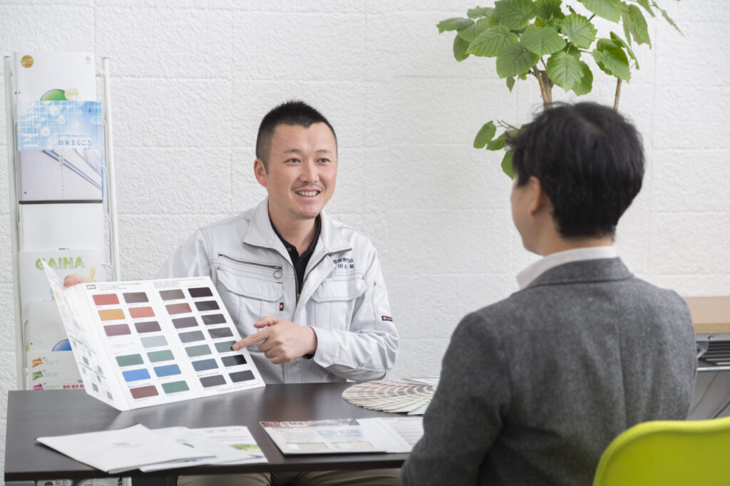 外壁塗装の色選びのコツは？人気の組み合わせや汚れが目立たない色選び