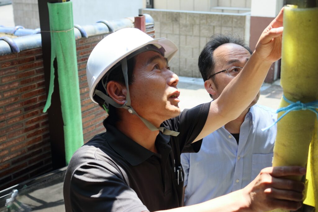 屋根塗装の縁切りの正しい方法と費用相場、問題点