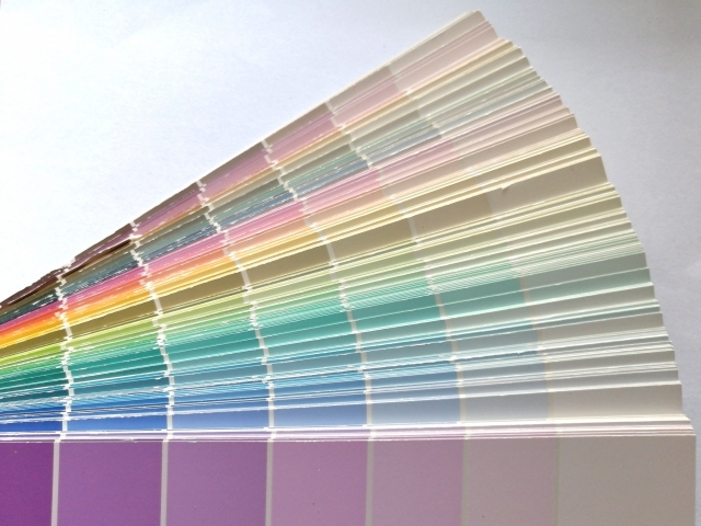 外壁塗装における色選びのポイントや人気の色についてご紹介します！