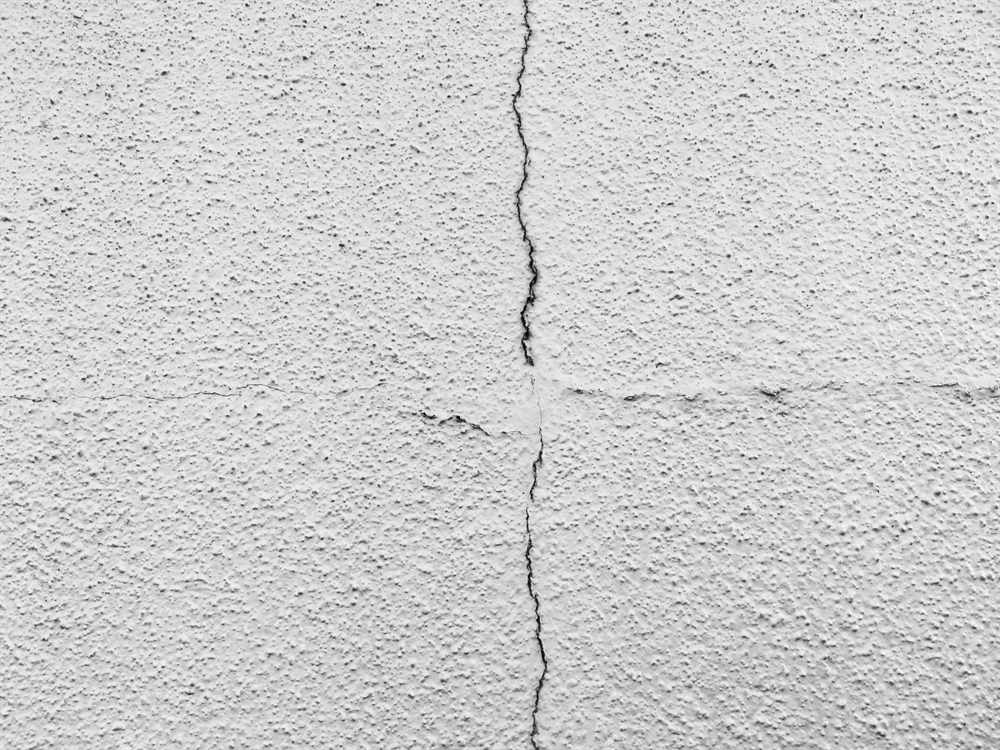 クラック(ひび割れ)とは?外壁にできる線状の割れの正体と見分け方