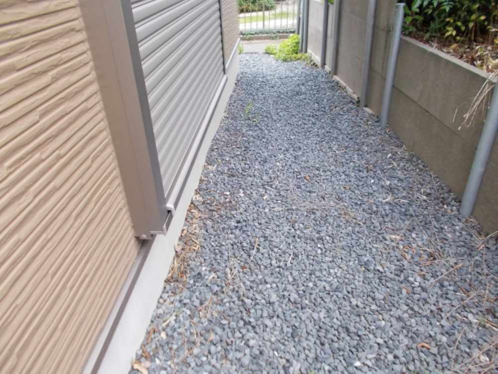 泥棒が最も嫌がる音を響かせる！防犯砂利が戸建ての防犯に極めて有効な理由